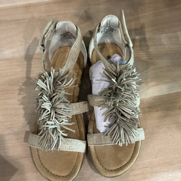 NEW Girls 3 Natural Fabric Minnetonka Eloise Strap Pom Pom Fringe Sandals w Box - Picture 4 of 5